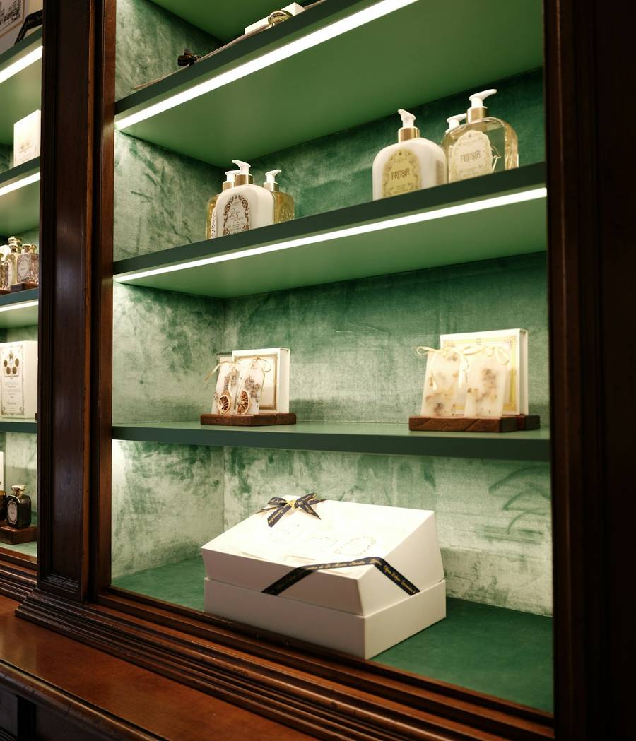 واجهة عرض عطور مضيئة
