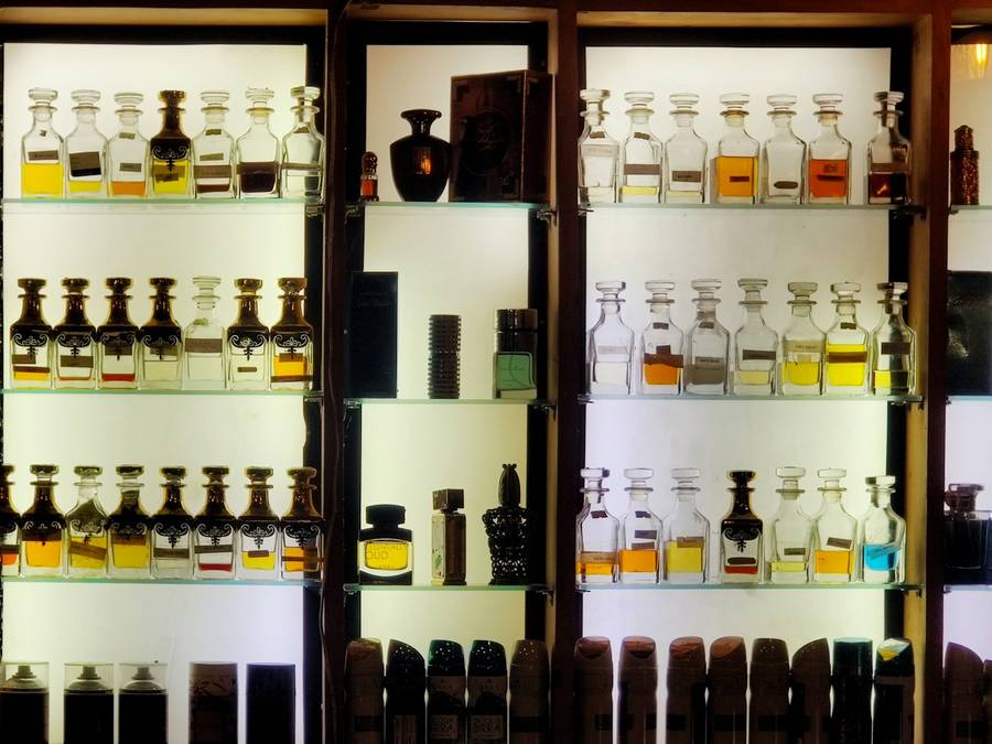 رفوف قناني عطور شرقية