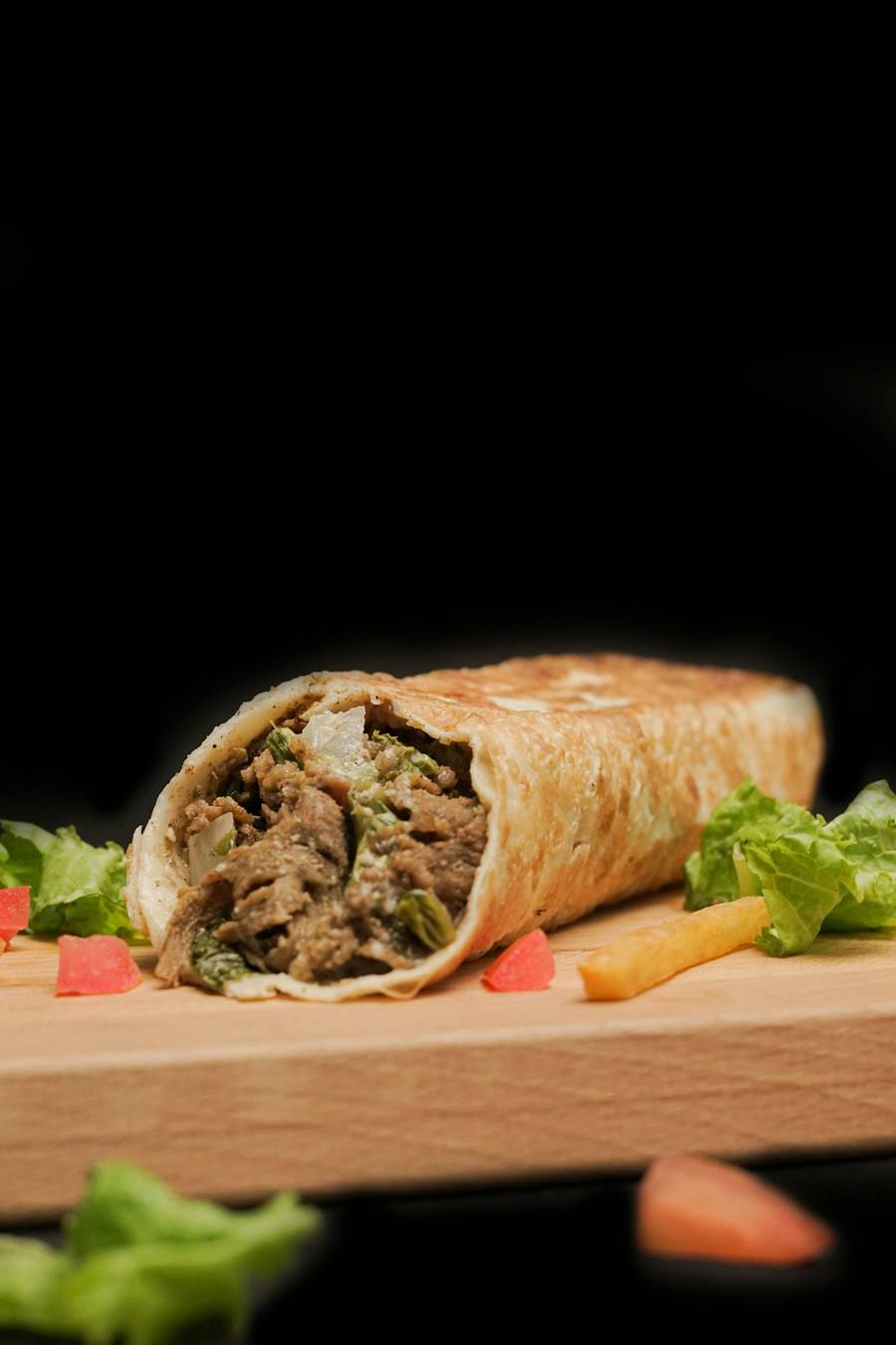 لفة شاورما على لوح تقطيع